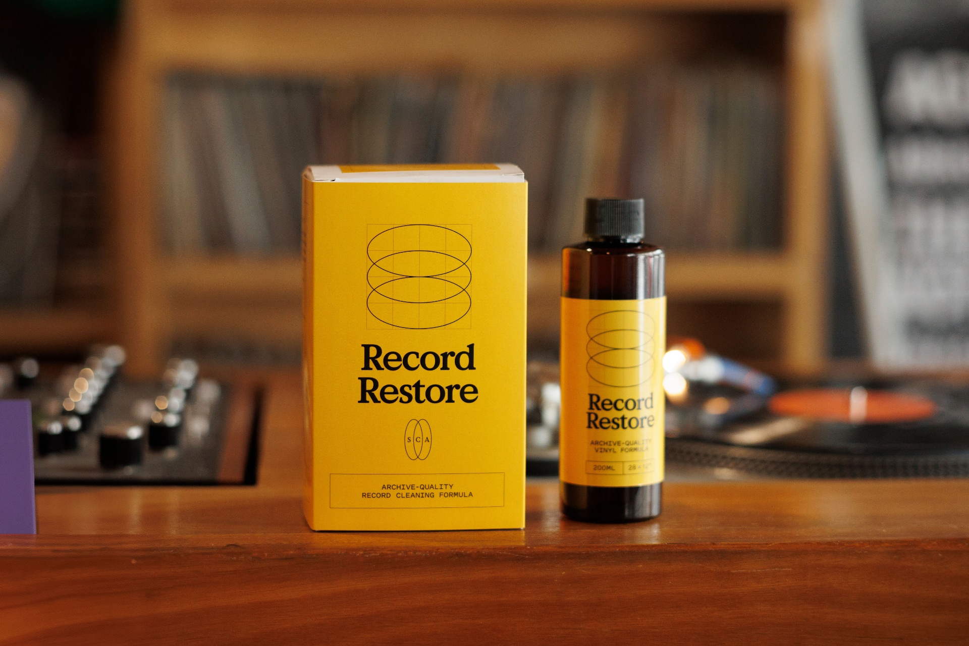 Record Restore Reinigungssystem für Vinyl, Flasche und Auftrag-Werkzeug auf dunklem Untergrund