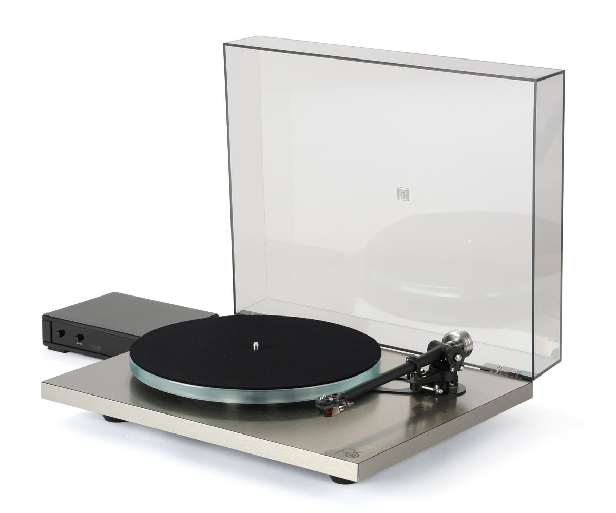 Rega Planar 6 RS Edition Plattenspieler in gebürstetem Aluminium-Finish, Frontalansicht mit Staubschutzhaube